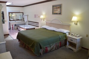 Deluxe Room, 1 King Bed | Desk, free WiFi - Economy Inn - Akron (Cuyahoga Falls)