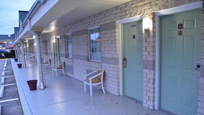 Un motel doté d’un passage couvert, de chambres individuelles et d’un espace de stationnement.
