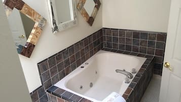 Combined shower/tub, hair dryer, towels