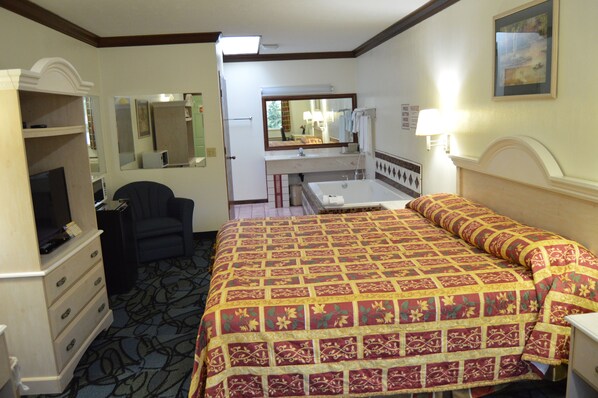 Deluxe Room, 1 King Bed | Jetted bathtub