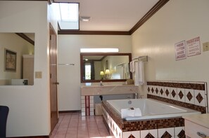 Deluxe Room, 1 King Bed | Jetted tub - Economy Inn - Akron (Cuyahoga Falls)