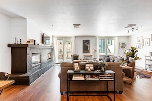 Condo de lujo | Área de sala de estar | Televisión de pantalla plana y chimenea 