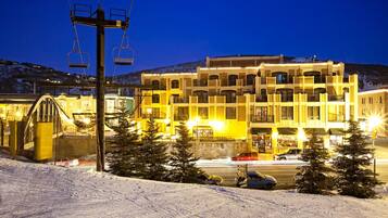 Vista frontal de la propiedad por la tarde o noche