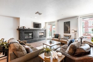 Luksusleilighet | Oppholdsområde | Flatskjerm-TV og peis