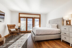 Individuelt dekorert, individuelt innredet og strykejern/-brett