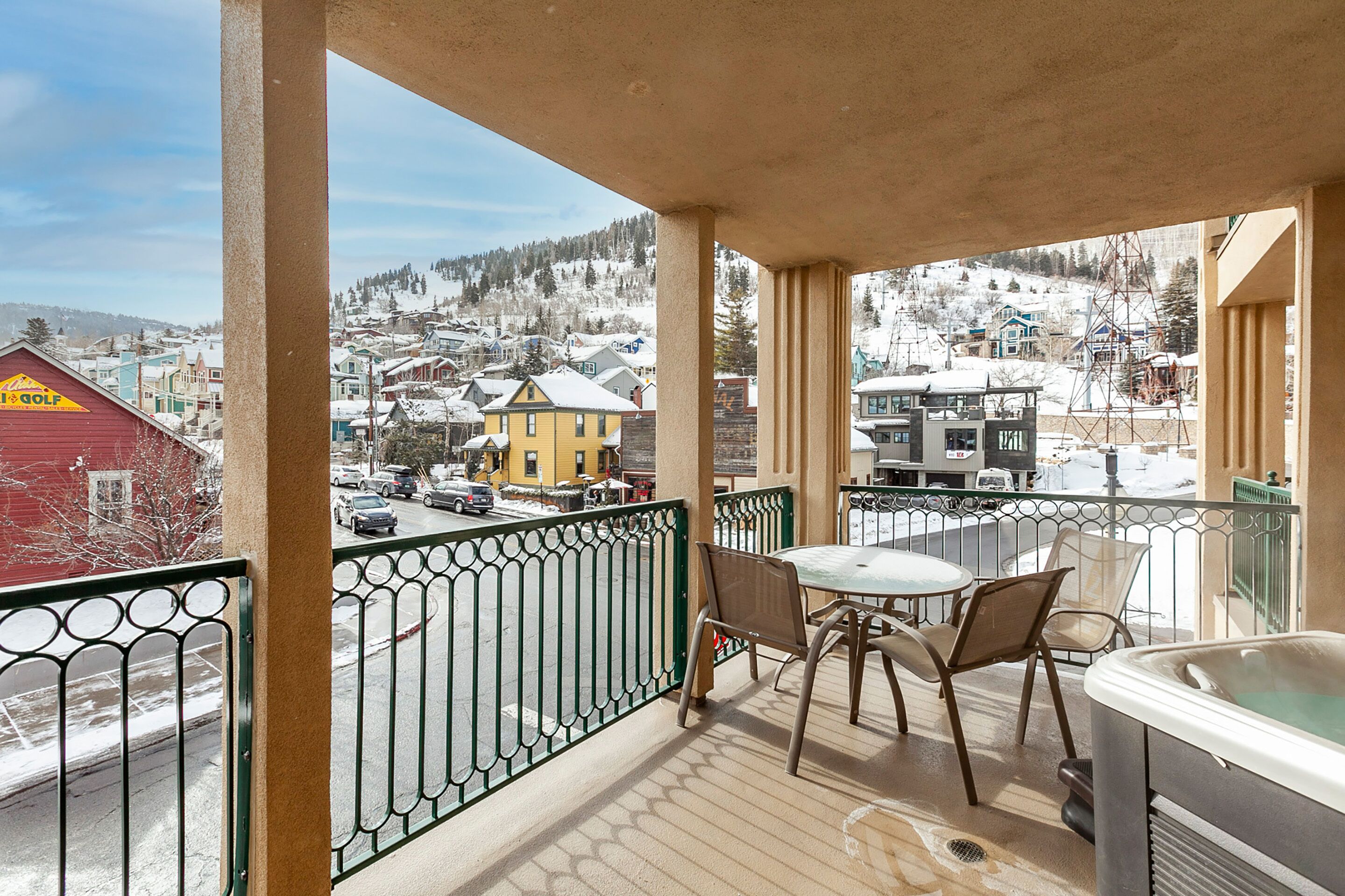 Un balcon équipé d’un jacuzzi, de chaises et d’une table.