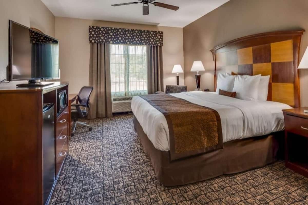 Pillowtop beds, desk, iron/ironing board, free WiFi