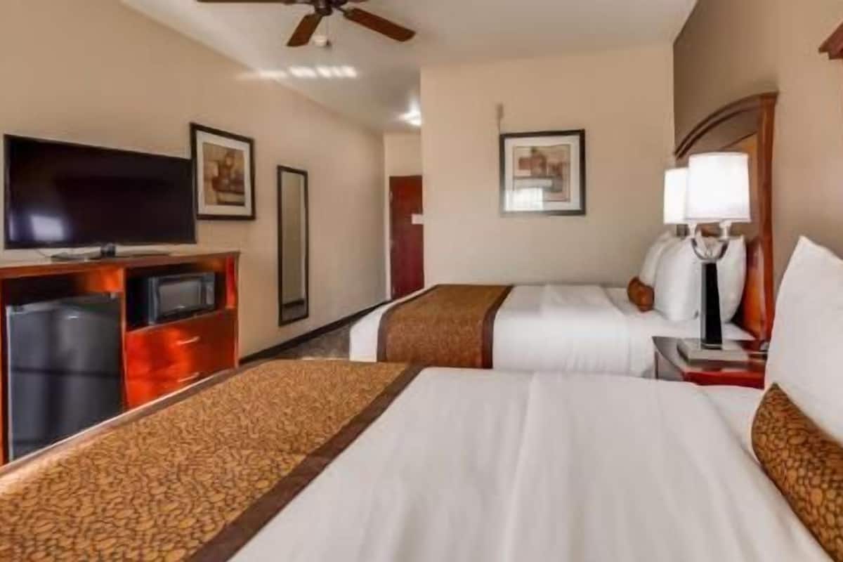 Pillowtop beds, desk, iron/ironing board, free WiFi