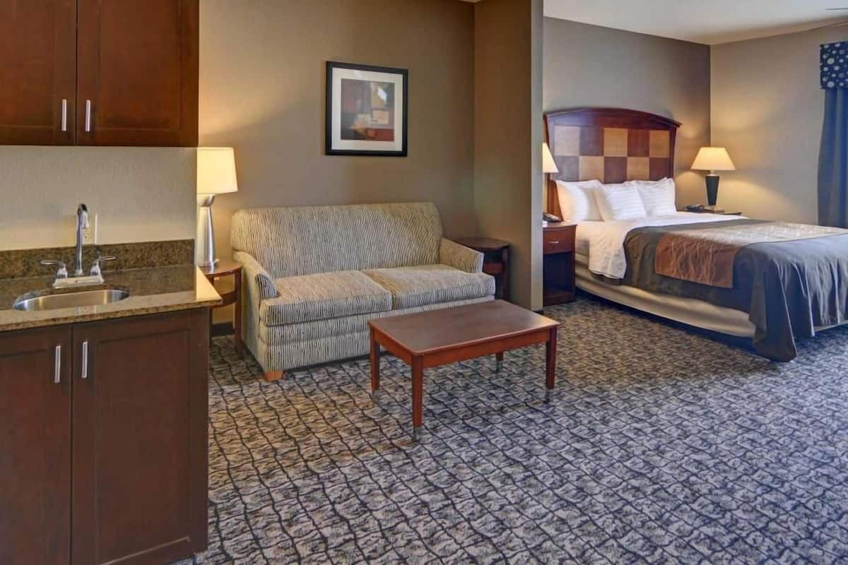 Pillowtop beds, desk, iron/ironing board, free WiFi