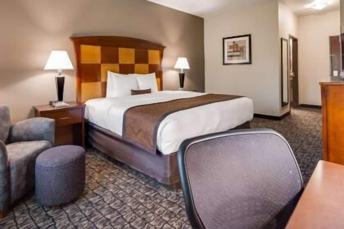 Pillowtop beds, desk, iron/ironing board, free WiFi