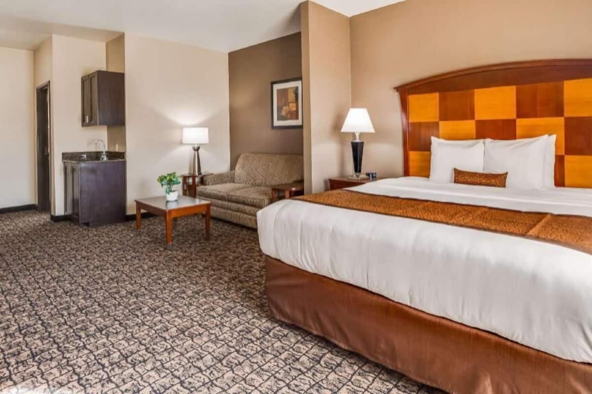 Pillowtop beds, desk, iron/ironing board, free WiFi