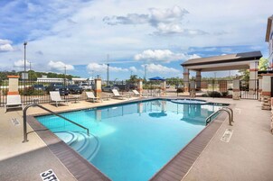 Una piscina al aire libre de temporada