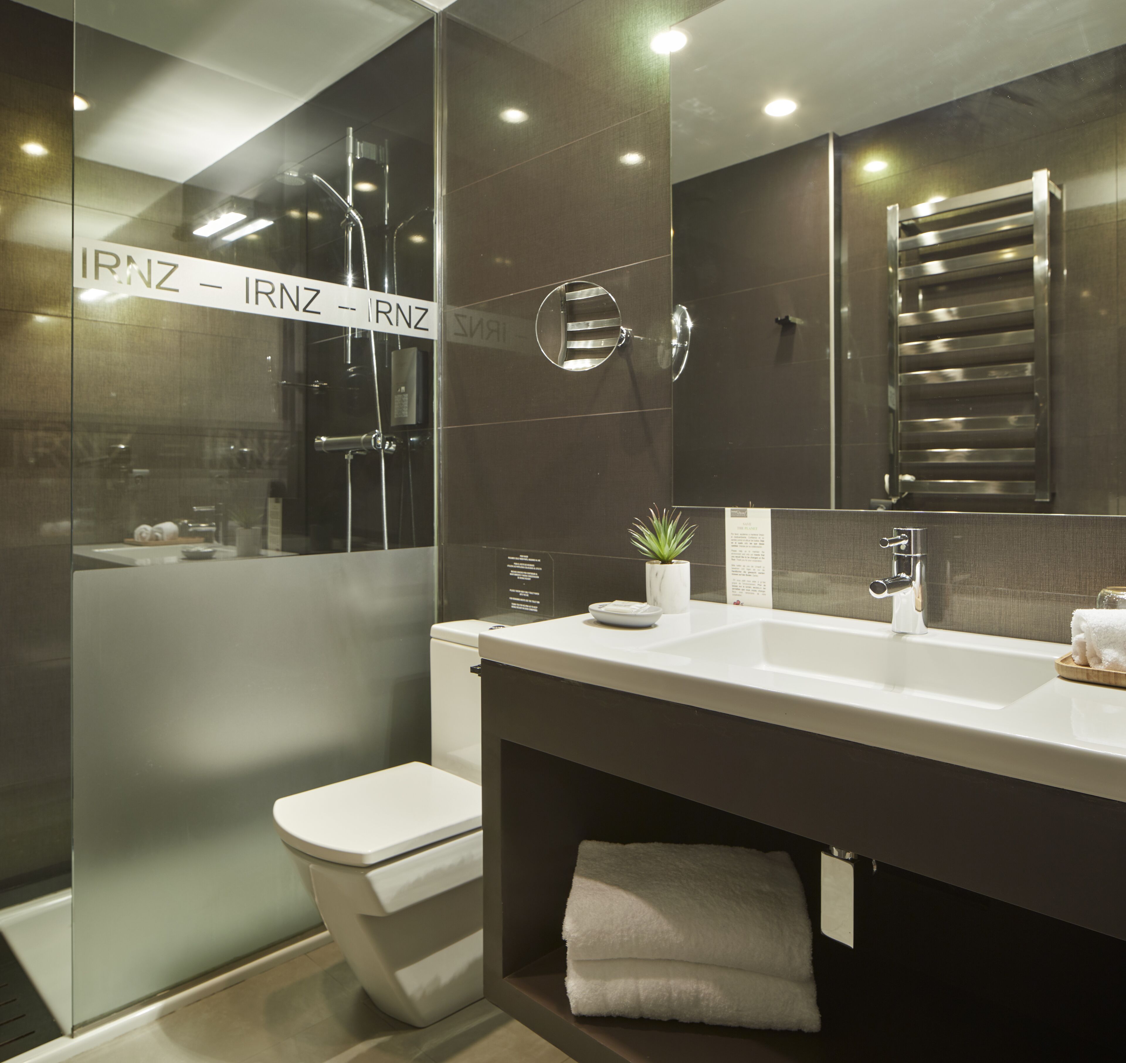 Douche, articles de toilette gratuits, sèche-cheveux, bidet