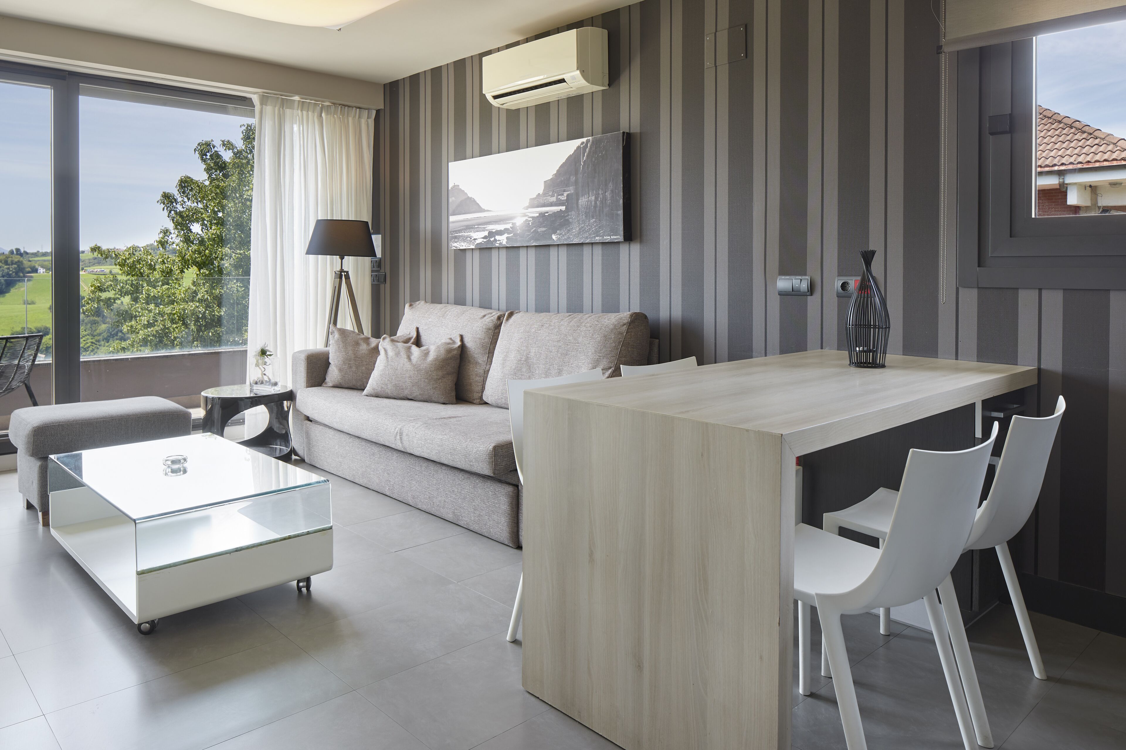 Căn hộ, 2 phòng ngủ, ban công | Khu phòng khách | TV LCD 