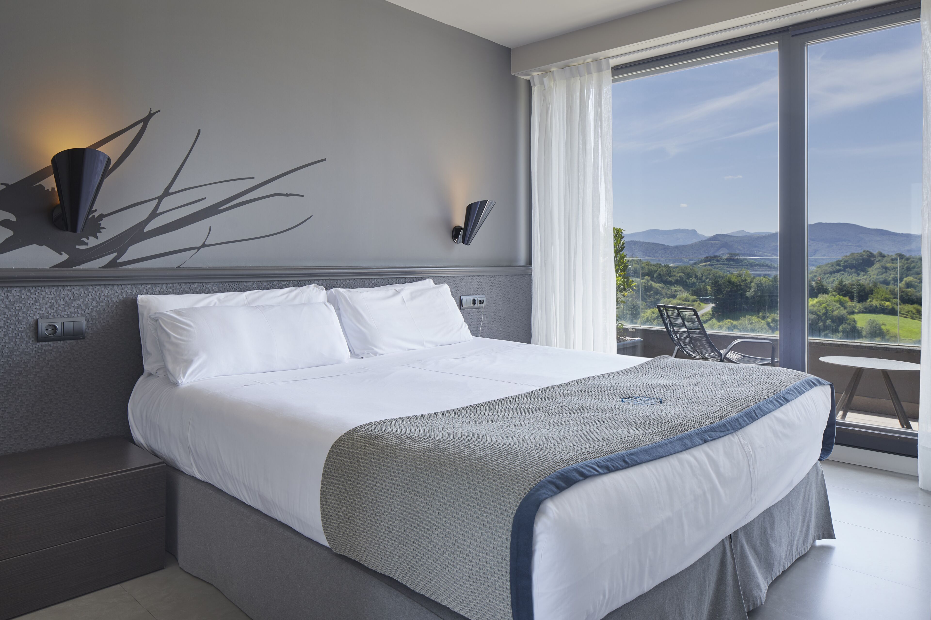 Roupas de cama premium, edredons de pluma, cofres nos quartos