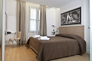 Premium bedding, desk, laptop workspace, soundproofing - Chic Hotel (Athens)