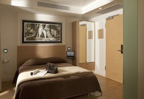Biancheria da letto di alta qualità, una scrivania, postazione laptop