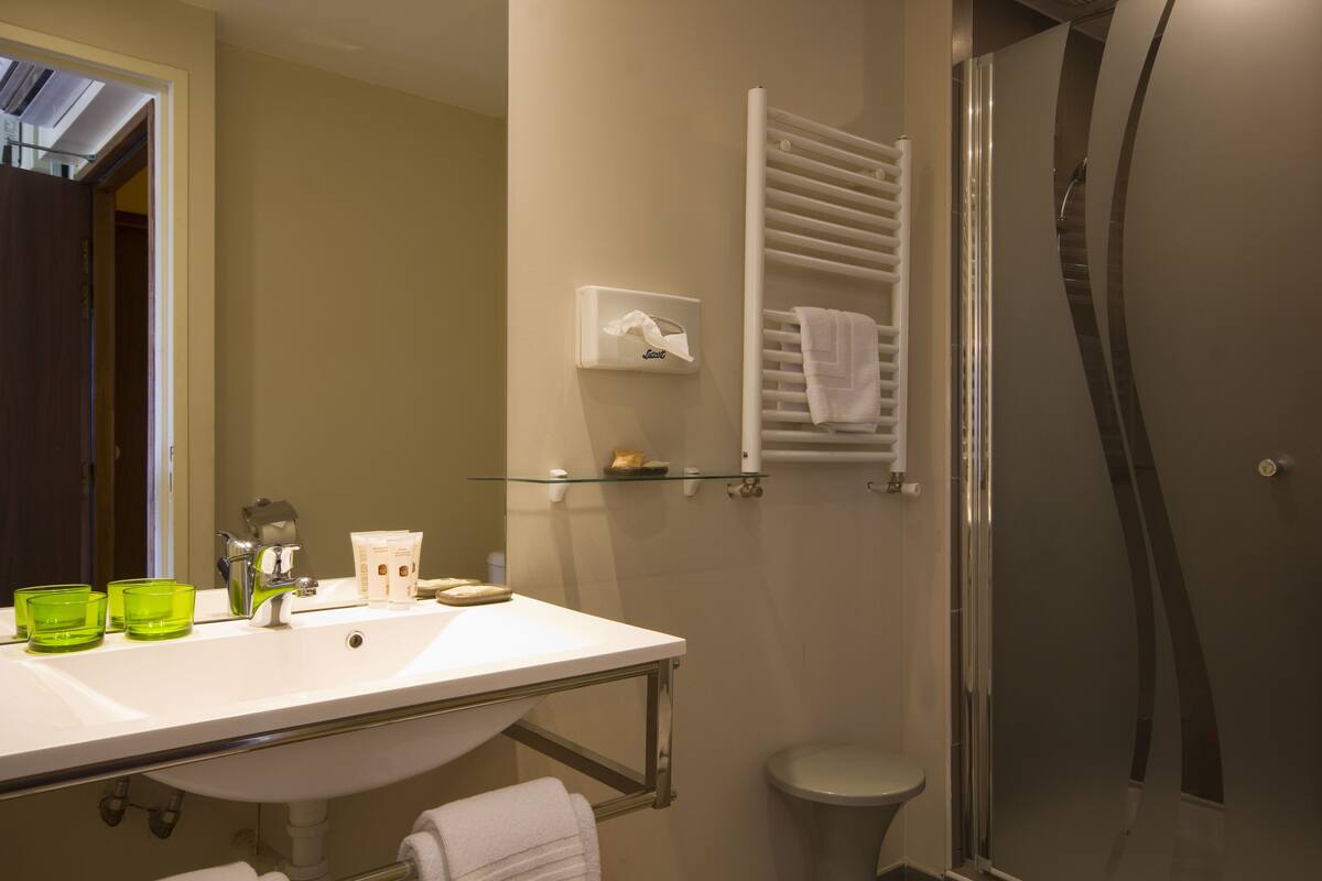 comfort double room | bathroom | free toiletries, hair dryer, towels