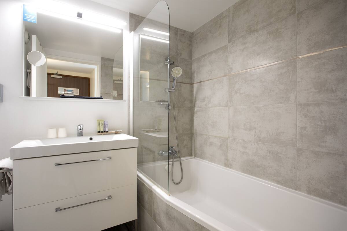 comfort double room + | bathroom | free toiletries, hair dryer, towels