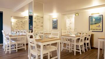 Desayuno buffet (EUR 12 por persona)