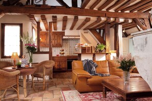 Apartment | Living area - Hotel d'Angleterre Saint Germain des Prés (Paris)