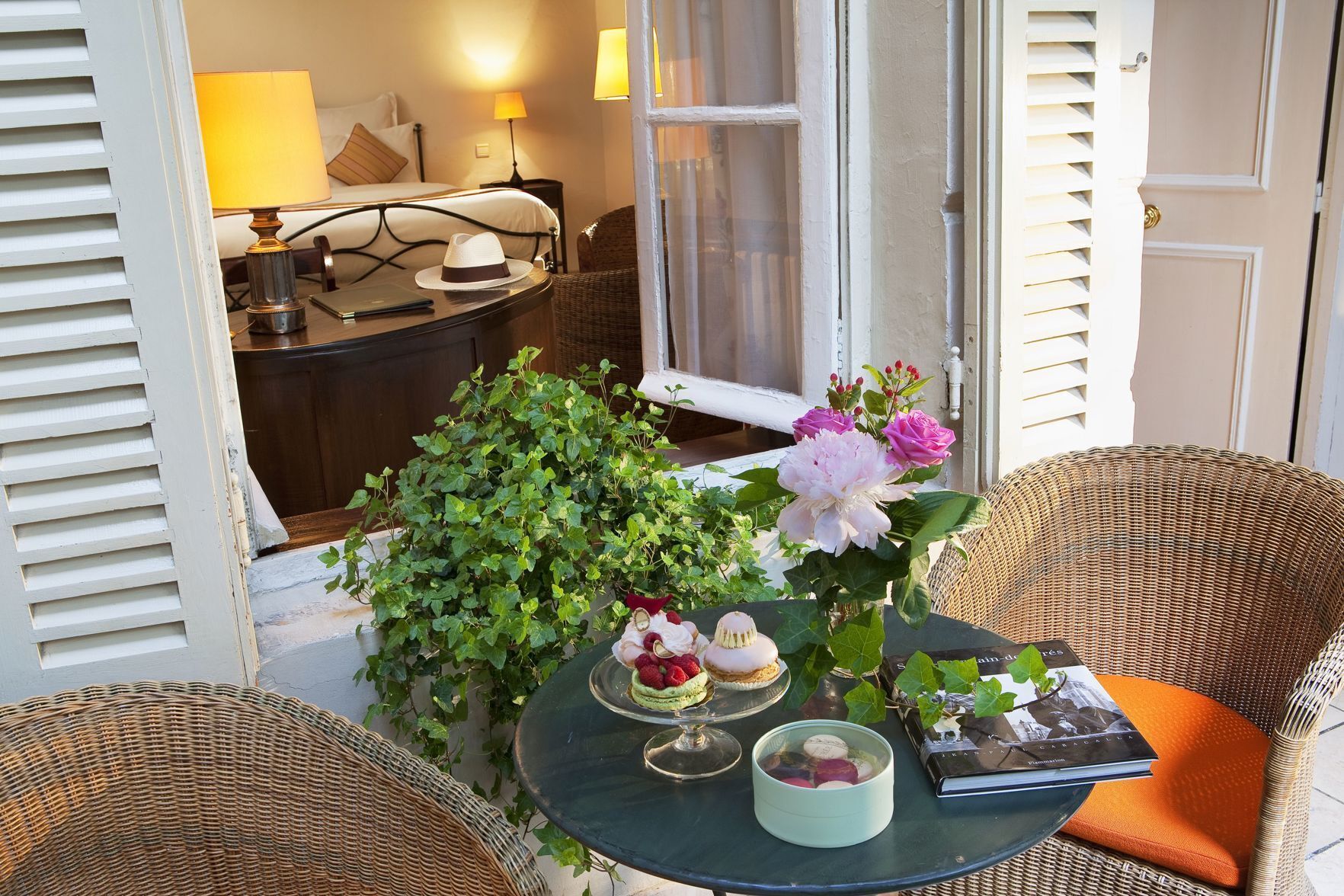 Premium bedding, in-room safe, individually decorated