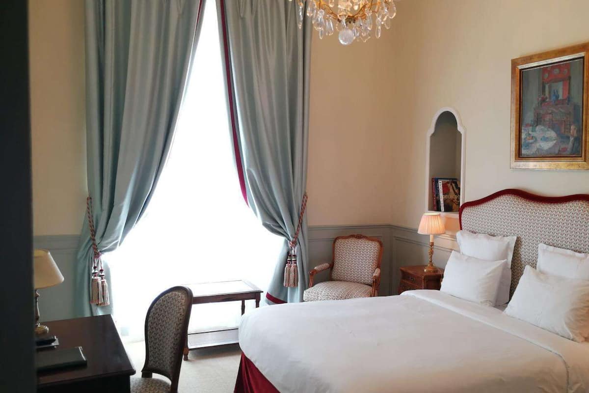 Chambre Confort | Literie de qualité, coffre-fort, décor unique, ameublement unique