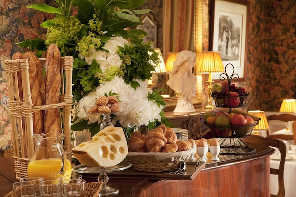 Daily buffet breakfast (EUR 15 per person)