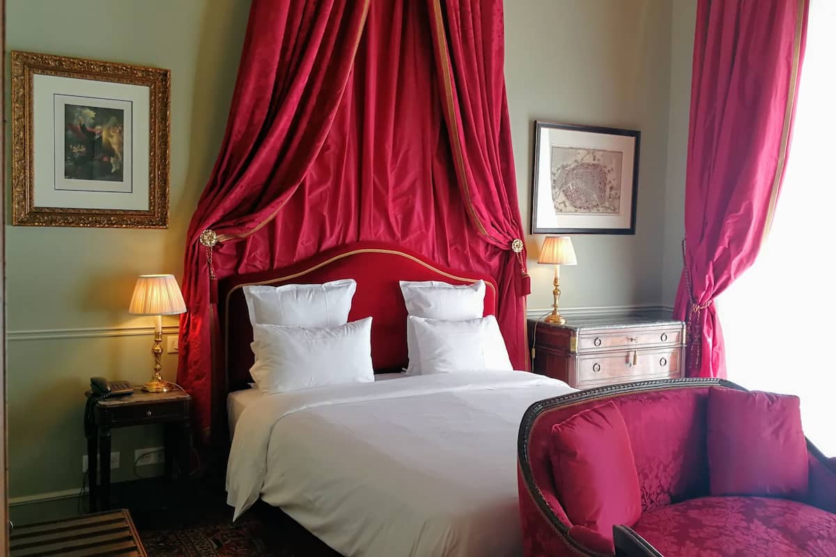 Suite | Literie de qualité, coffre-fort, décor unique, ameublement unique