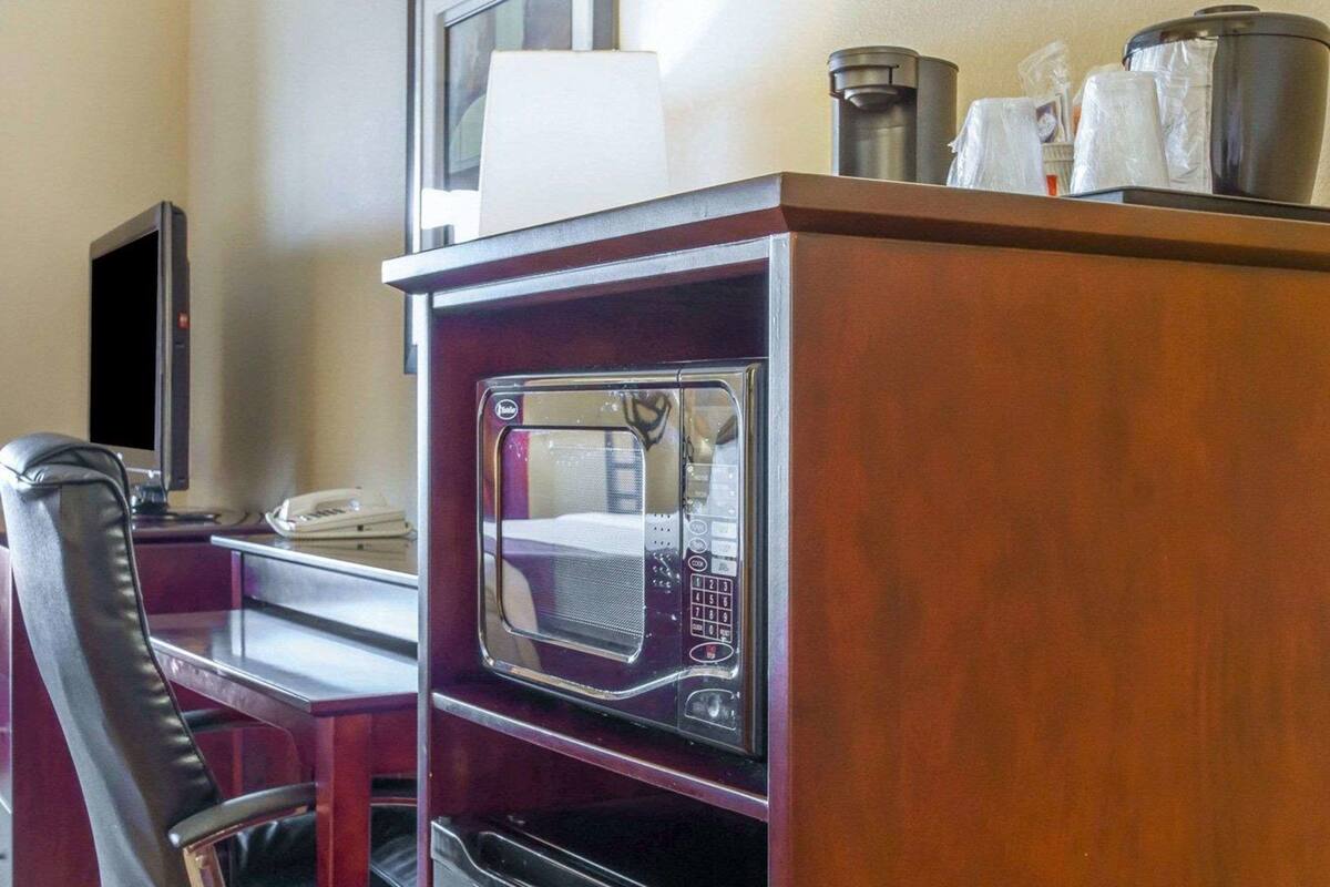 suite, non smoking | pillow-top beds, desk, iron/ironing board, free cots/infant beds