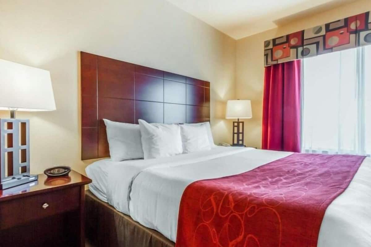 Camas con pillow-top, escritorio y tabla de planchar con plancha