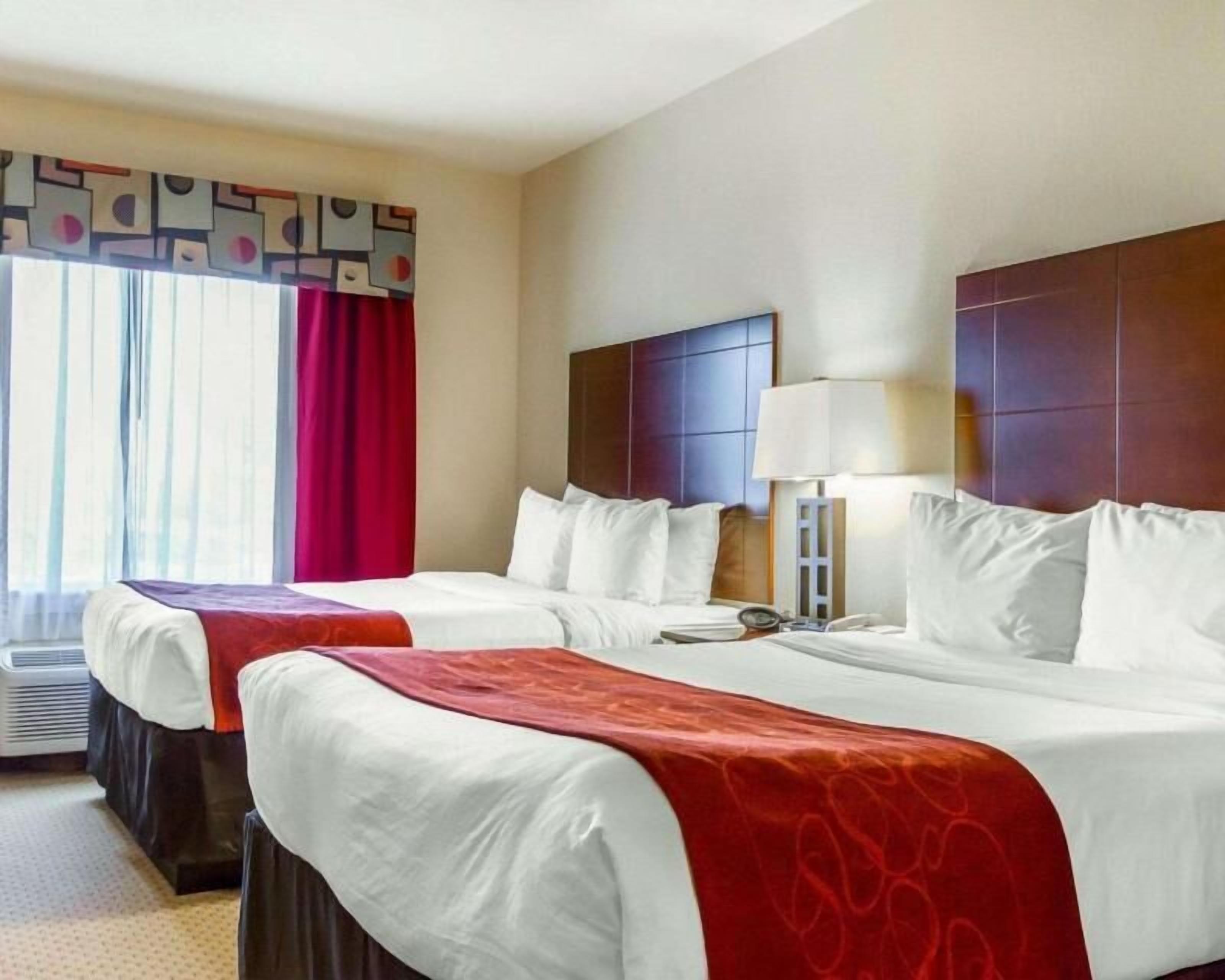 Senger med overmadrass, skrivebord og strykejern/-brett