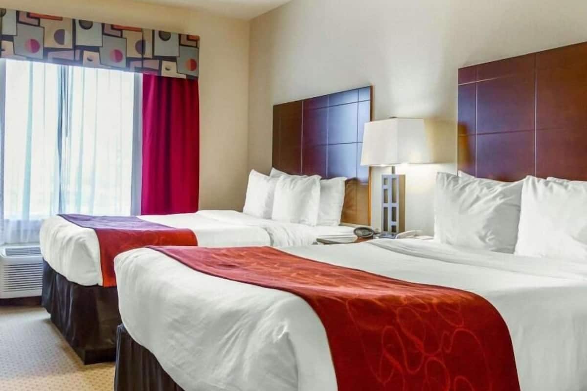 Camas con pillow-top, escritorio y tabla de planchar con plancha