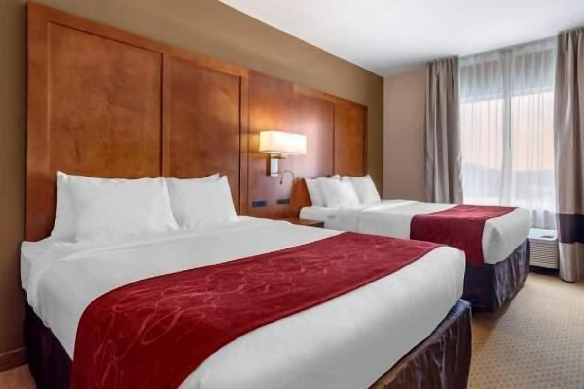 Camas con pillow-top, escritorio y tabla de planchar con plancha