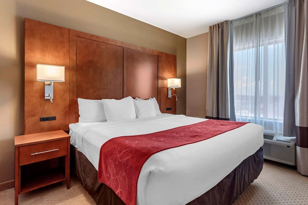 Camas con pillow-top, escritorio y tabla de planchar con plancha