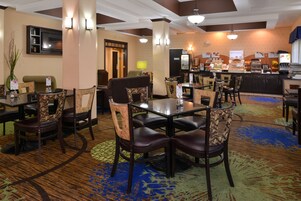 Café da manhã com buffet grátis todos os dias