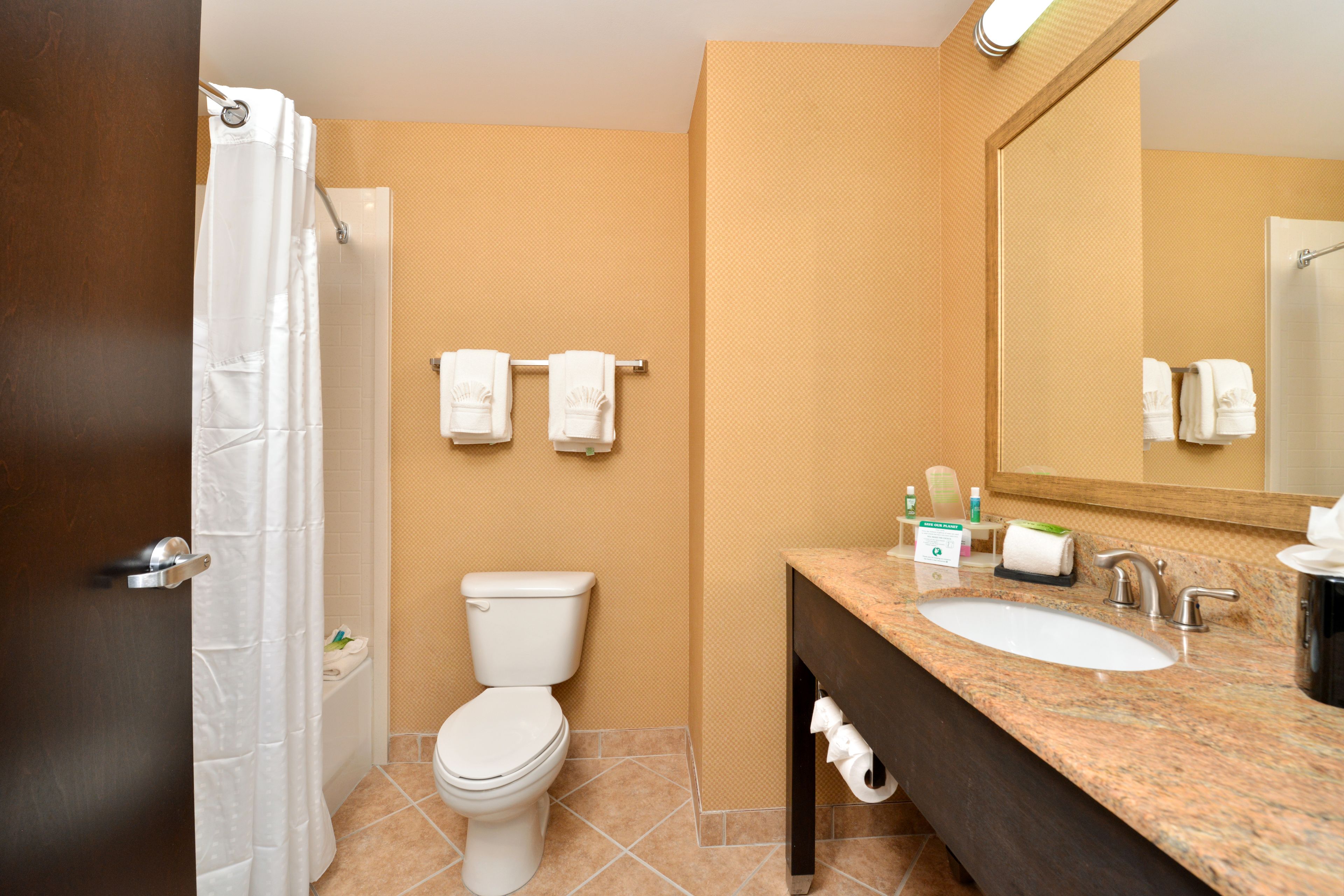 combined shower/bathtub, hair dryer, towels