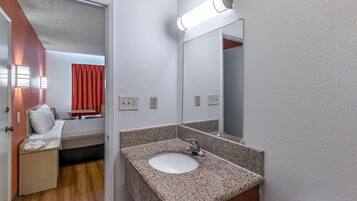 Combined shower/tub, free toiletries, towels