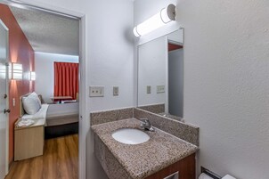 Bañera con ducha, artículos de tocador gratuitos, toallas