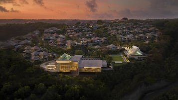 Zona residencial com várias casas, um edifício moderno com fachada de vidro e um grande casarão com telhado característico.