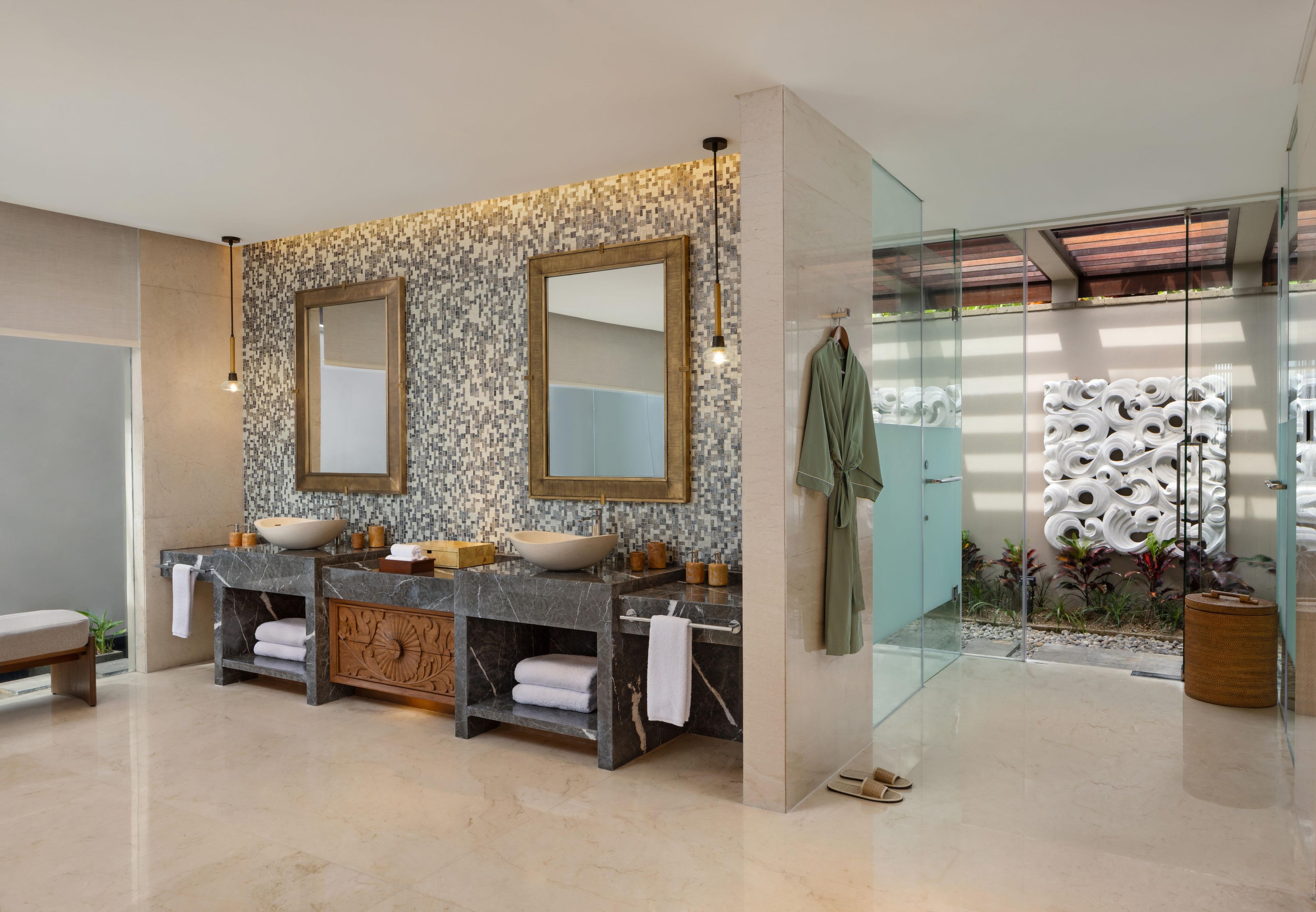 Une salle de bain moderne avec un meuble-lavabo double, deux grands miroirs et une douche à parois de verre.