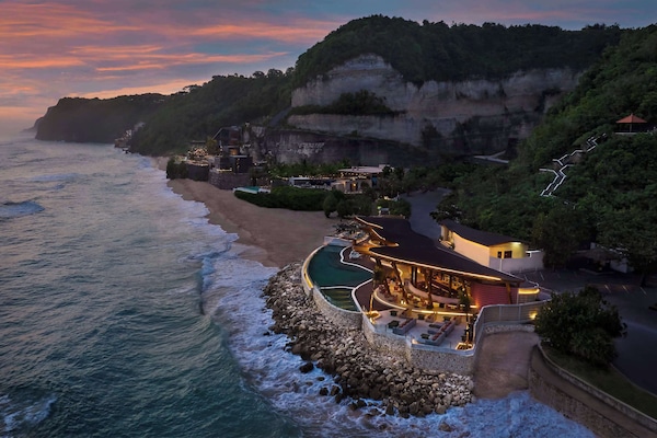 3 restaurants; breakfast, lunch, and dinner served