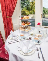 2 restaurants, breakfast, lunch, dinner served; British cuisine 