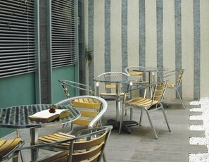 Outdoor dining - Regency Hotel (Mumbai)