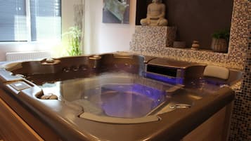 Salas de tratamiento para parejas, un sauna, baño turco