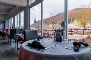 供应早餐、午餐和晚餐，地区菜