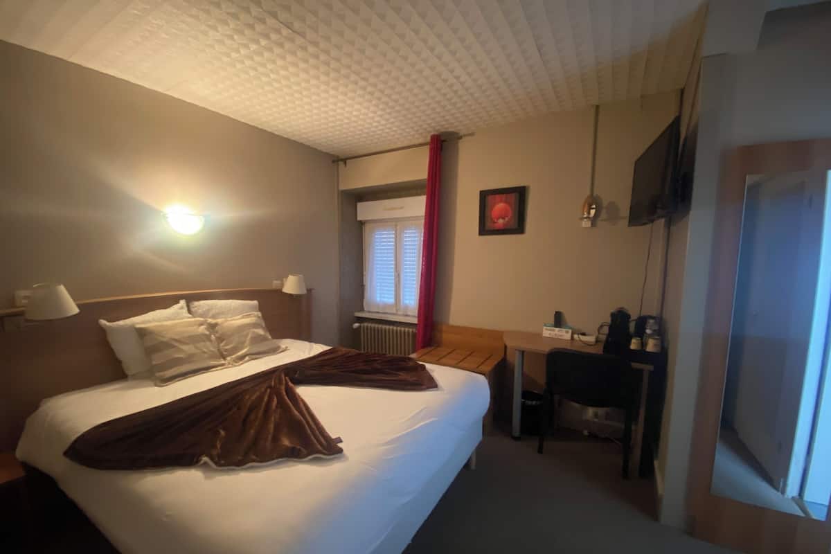 In-room safe, desk, cribs (free), WiFi (free)