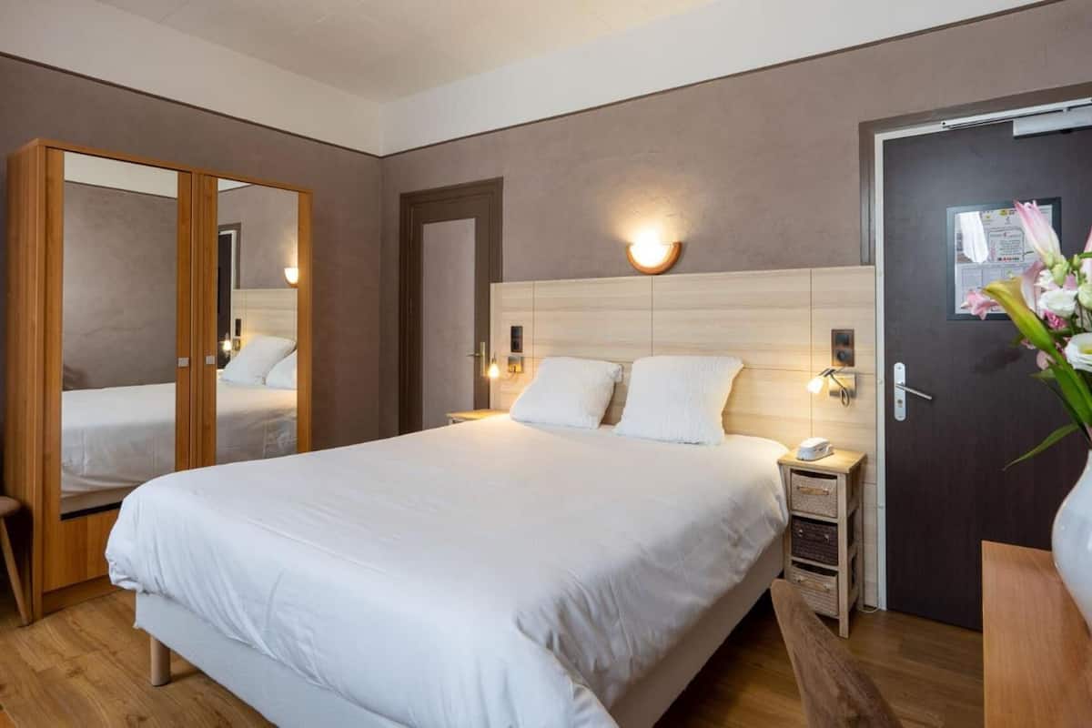 standard double room, 1 double bed, city view | in-room safe, desk, free cots/infant beds, free wifi