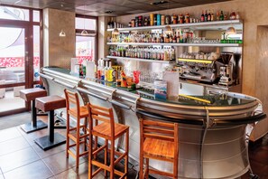 Bar (trong khuôn viên)