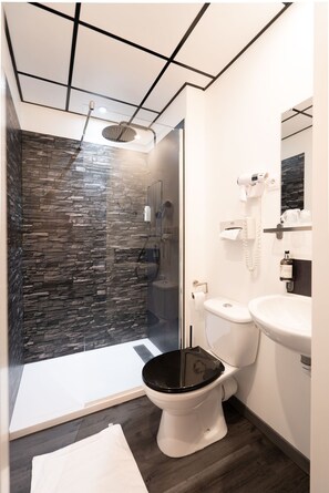 Hair dryer, towels - Logis Central Hôtel & Spa (Bort-les-Orgues)